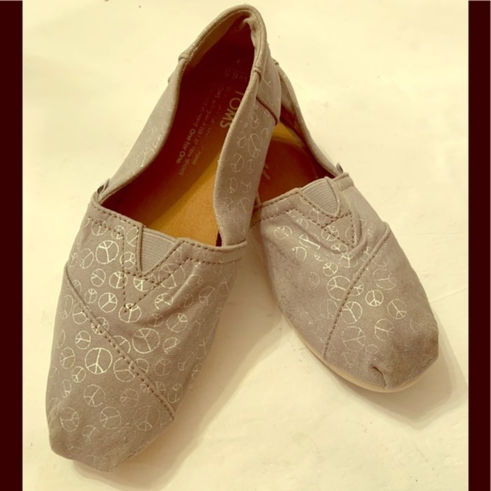 Tom’s Shoes Gray with Silver Peace Signs Size 6.5